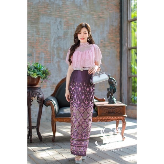 ชุดไทยประยุกต์ Sirasiri เสื้อลูกไม้ระบายสีชมพู ผ้าถุงไหมแพรทิพย์ลายยกดอก หวานละมุน