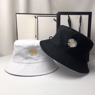 ภาพหน้าปกสินค้าพร้อมส่ง! 🌼👒 หมวก Daisy Bucket ใส่ได้สองด้าน สีเรียบและสีพาสเทล น่ารักมากๆ ที่เกี่ยวข้อง