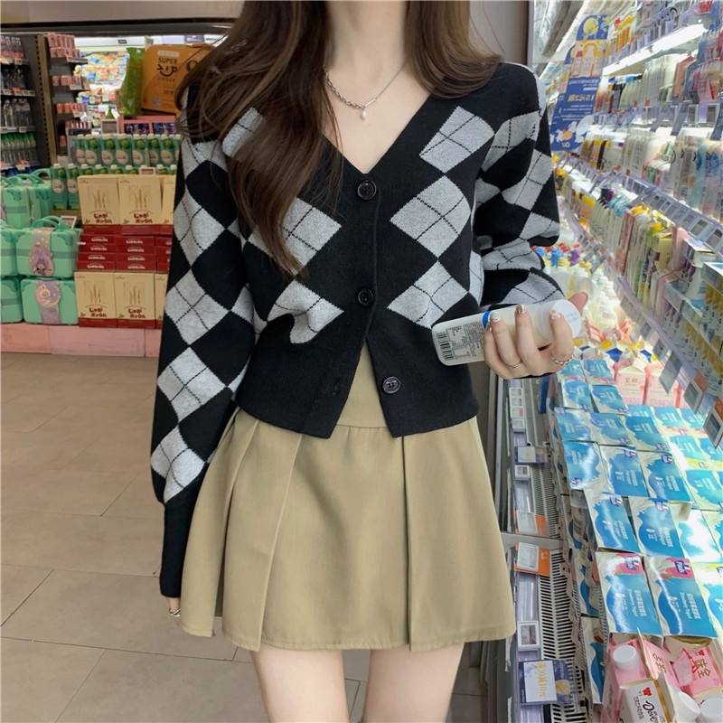 ภาพหน้าปกสินค้าC&M เสื้อกันหนาวคาร์ดิแกนคอวีแขนยาวสไตล์เกาหลี จากร้าน cmshop.th บน Shopee