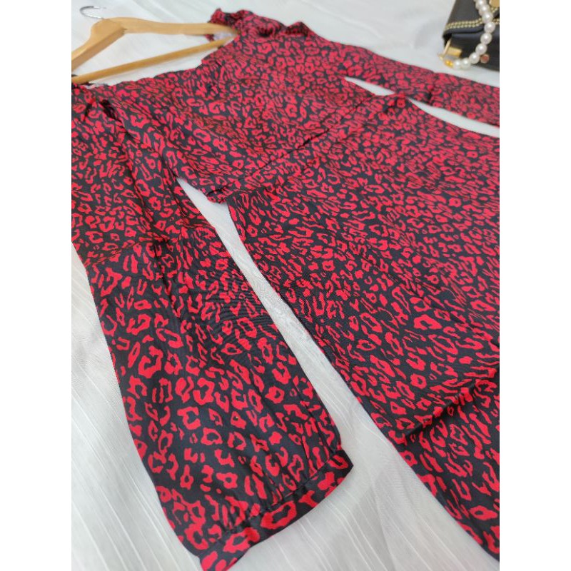 มีโค้ดส่วนลด-เดรสสั้น-สีดำลายเสือสีแดง-ใส่แล้วแซ่บมาก