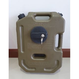 ภาพหน้าปกสินค้าถังน้ำมันสำรองขนาด 10 ลิตร สีเขียว พร้อมตัวล๊อกกุญแจ Plastic Jerry Can with lock ซึ่งคุณอาจชอบราคาและรีวิวของสินค้านี้