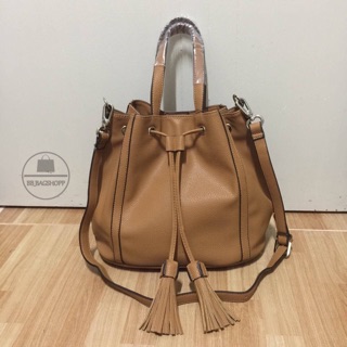 CHARLES &amp;KEITH TASSEL DRAWSTRING BAG (outlet) สีคาราเมล