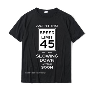 เสื้อยืดสีขาวเสื้อยืดลําลอง ผ้าฝ้าย แขนสั้น พิมพ์ลาย 45th Birthday Idea Speed Limit 45 Year Reunion Driving สําหรับผู้ชา