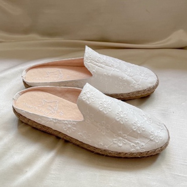ภาพหน้าปกสินค้า(จัดส่ง 28 พ.ค. -หากมีพร้อมส่งจะจัดส่งให้เลย) Lace Slipper Shoes รองเท้าสลิบเปอร์ ผ้าลูกไม้พื้นนุ่ม-ลายใหม่สวยมาก