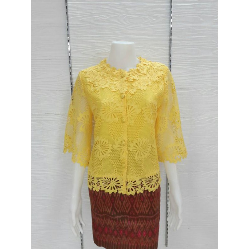 เสื้อลูกไม้กระดุมหน้าลายใหม่สวยมากค่ะใส่แมทกับผ้าไทยสวยมาก