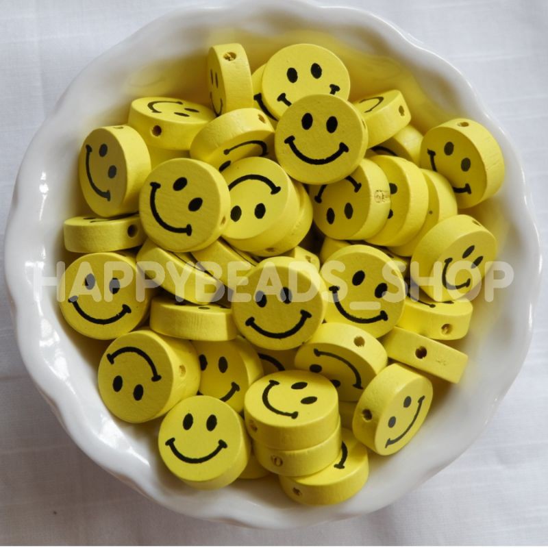 ภาพหน้าปกสินค้าลูกปัดหน้ายิ้ม ลูกปัดไม้หน้ายิ้ม smiley beads ขนาด 18 mm แพค 4 ชิ้น จากร้าน happybeads บน Shopee
