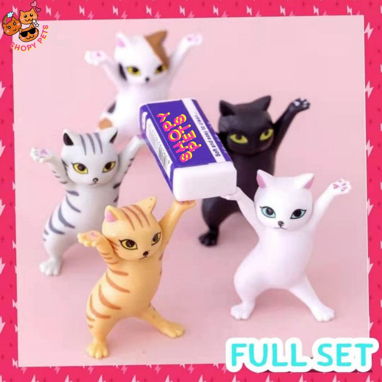 ภาพหน้าปกสินค้าครบชุดได้ทั้ง 5 สี ฟิกเกอร์แมวเต้น โมเดลแมว ตุ๊กตาแมว แมววางปากกา ถือของ แบกของได้ แมว ของเล่น โมเดล DC1-F