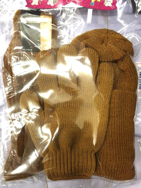 ภาพหน้าปกสินค้าชุดถวายพระกันหนาว ชุดถวายสังฆทาน (หมวก ถุงมือ ถุงเท้า ไหมพรม งานนุ่ม) จากร้าน akikopacific บน Shopee