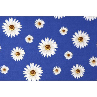 [SALE] ผ้าเมตร ผ้าคอตตอน ผ้าฝ้ายแท้ 100% ลายดอกไม้ ดอกเดซี่สีขาว บนพื้นสีน้ำเงิน [PFQ602]