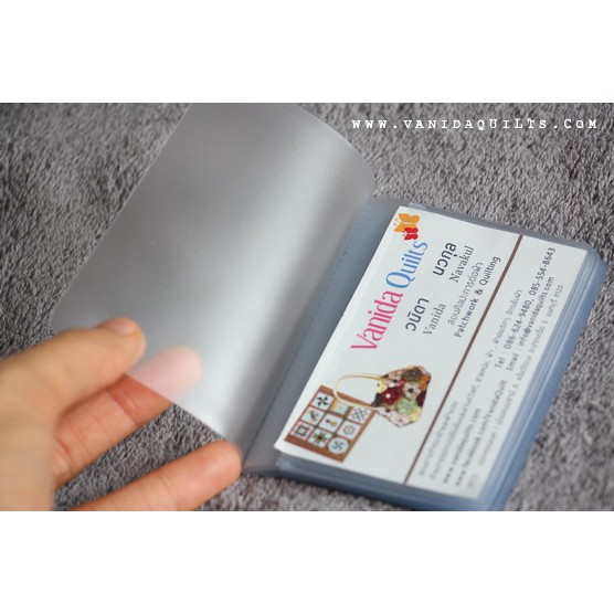 ภาพหน้าปกสินค้าซองใส่นามบัตรพลาสติก 10 ซอง พร้อมปกพลาสติกอ่อนขุ่น DIY Plastic Card Case (รหัส sho361-0084_1) จากร้าน diyandgift บน Shopee