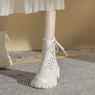 รองเท้าบูทสีขาวมีสไตล์ พื้นรองเท้าหนา