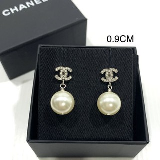 New Chanel earrings (0.9 cm.)