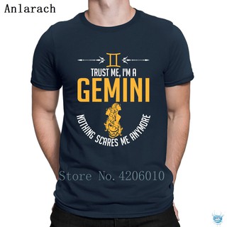 [S-5XL]เสื้อยืดลายกราฟฟิกหนังสือเกี่ยวกับสนิม Me Im A Gemini Nothing Scares Me Anymore