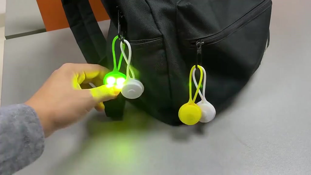 กลางแจ้งกระเป๋าเป้สะพายหลังแสงจักรยานไฟท้าย-led-สร้างสรรค์ซิลิโคนขี่จักรยานคืนความปลอดภัยไฟเตือนกันน้ำความปลอดภัยสัญญาณโคมไฟสำหรับนักวิ่งขี่จักรยานสุนัขเดิน-bri