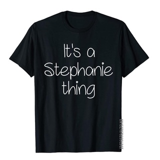 เสื้อยืดผ้าฝ้าย พิมพ์ลาย ITs A STEPHANIE THING แนวตลก สไตล์อังกฤษ สําหรับครอบครัว