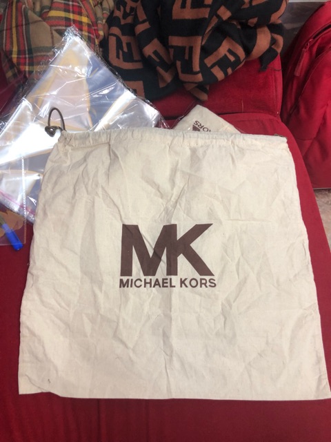ภาพหน้าปกสินค้าถุงผ้า MICHAEL KORS (ไมเคิล คอล)แท้ จากร้าน gibbclothbag บน Shopee