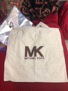 ภาพขนาดย่อของภาพหน้าปกสินค้าถุงผ้า MICHAEL KORS (ไมเคิล คอล)แท้ จากร้าน gibbclothbag บน Shopee