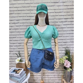 เสื้อครอปสาวอวบ คอวี แขนสั้น มินิมอล อก42