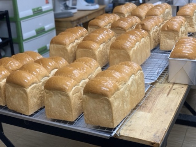 ภาพหน้าปกสินค้าขนมปังปอนด์ ผลิตสดใหม่ สูง12x26x11cm จากร้าน ruaybekeryland บน Shopee