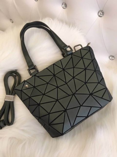 ราคา650-bao-bao-issey-miyake-รุ่นนี้เปลี่ยนทรงได้เนื้อด้าน-ขายดี-พร้อมส่ง-size-กว้าง-9-สูง-7-งานเกรด-aaa