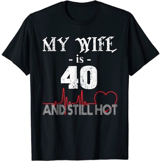 เสื้อยืดผ้าฝ้ายพรีเมี่ยม เสื้อยืดลําลอง ผ้าฝ้าย พิมพ์ลายตลก Wife 40th B-day My Wife Is 40 And Still Rife 39 สําหรับผู้ชา