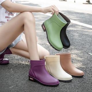 สินค้า 🌸คุ้มค่า รองเท้าบูทกันฝนผู้หญิง รองเท้ายางแบบสั้น กันน้ำและทนต่อการสึกหรอ รองเท้าบูทแฟชั่น SJ3472