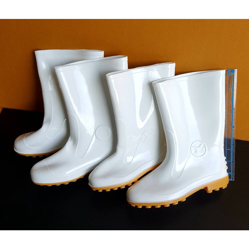 ภาพหน้าปกสินค้ารองเท้าBowling รองเท้าบูทสีขาว สูง12",14" พื้นยางดิบ ไซส์9.5-12