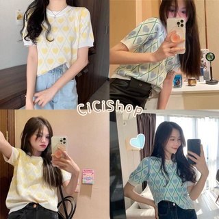 Cicishop(66013)เสื้อไหมพรมคอกลมแขนสั้น ลายหัวใจทั้งตัวมีดีเทลตัดขอบสีที่แขน น่ารักปุกปิก