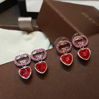 ต่างหู G ห้อยเพชรรูปหัวใจสีแดง ฝังเพชรชมพูตามตัว G Valentine collection งานสวยหวาน ตัวเรือนพิ้งค์/เงิน