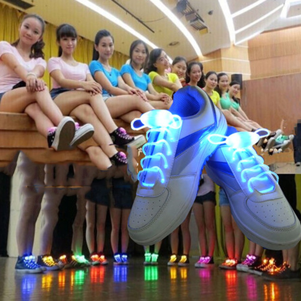ภาพหน้าปกสินค้าเชือกผูกเชือกรองเท้าผ้าใบแบบเรืองแสง LED 1 คู่