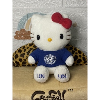 United Nations Hello Kitty คิตตี้ใส่เสื้อ UN เท้าปัก งานป้าย Sanrio ปี 2005 ค่ะ