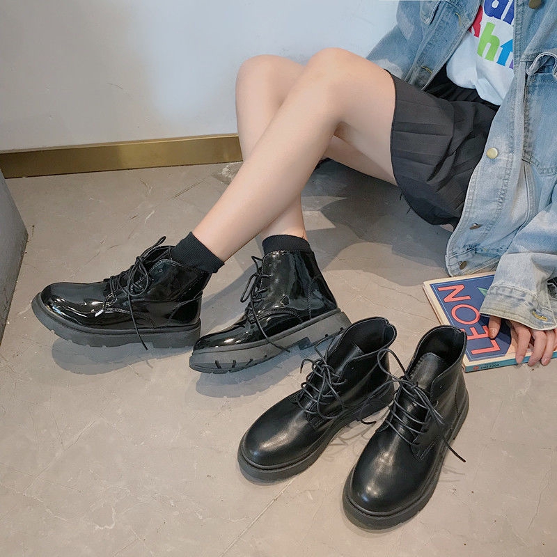 ภาพหน้าปกสินค้ามาร์ตินรองเท้าหญิง 2020 ใหม่รองเท้าหนังเล็ก ๆ นักเรียนหญิงฤดูใบไม้ผลิและฤดูใบไม้ร่วงรองเท้าสั้นรองเท้าสไตล์อ จากร้าน bmpshop8819 บน Shopee