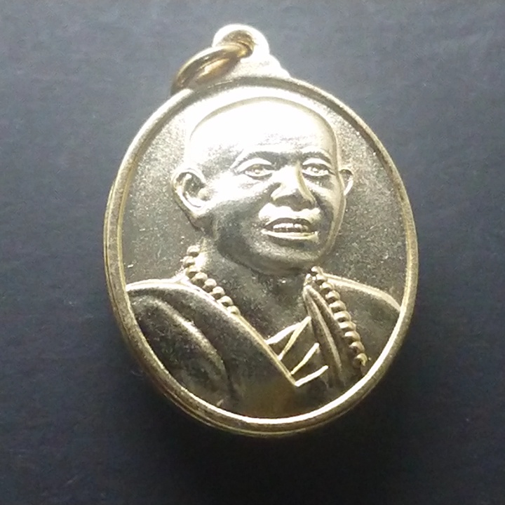เหรียญยิ้ม-ครูบาบุญชุ่ม-ญาณสังวโร-เนื้อกาหลั่ยทอง-ปี-2556