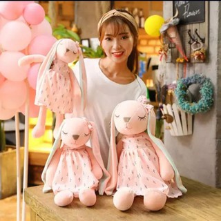 ภาพหน้าปกสินค้าตุ๊กตากระต่ายหูยาว ขนาด 35 cm. และ 45 cm. สินค้าพร้อมส่งจากไทย ซึ่งคุณอาจชอบราคาและรีวิวของสินค้านี้