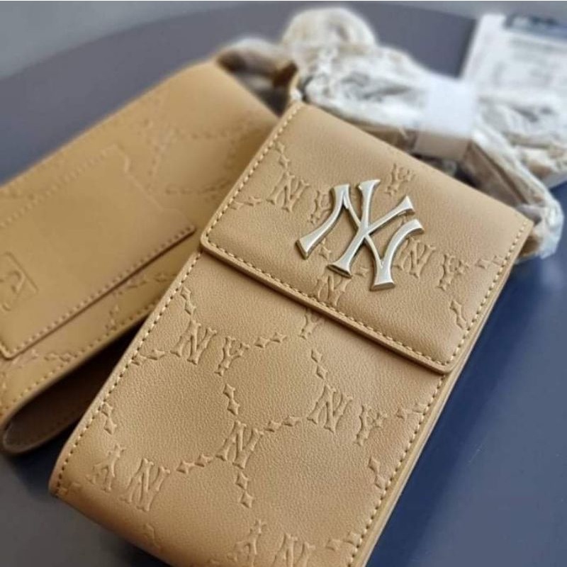 แท้-mlb-monogram-embo-phone-bag-ny-กระเป๋าสะพายข้าง-กระเป๋าใส่มือถือ-หนัง-สีดำ-สีขาว-สีเบจ