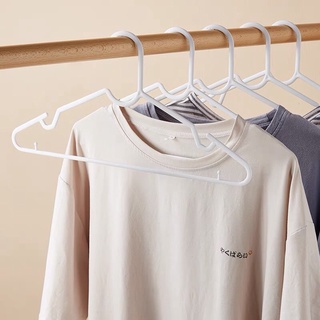 pre Simple white plastic hanger ไม้แขวนเสื้อพลาสติก สีขาวสไตล์มินิมอล เกาหลี มูจิ