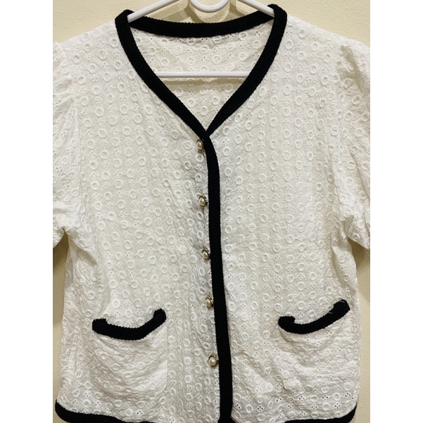 เสื้อสีขาว-ลายฉลุ-มีแถบดำ-กระดุมมุก