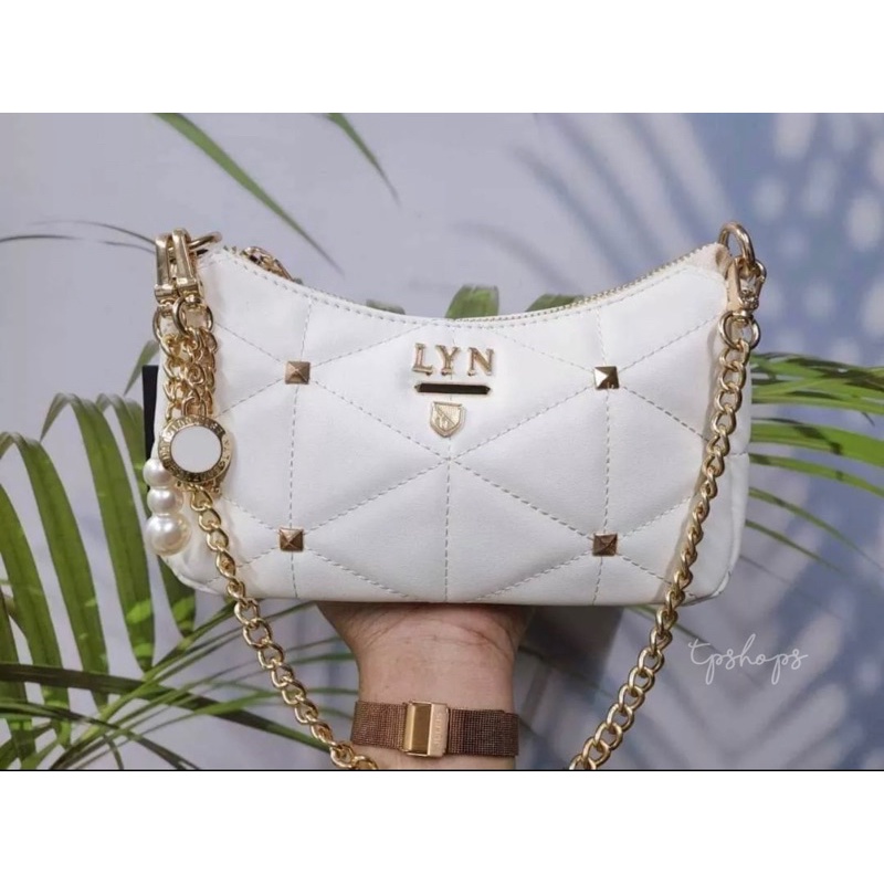 พร้อมส่ง กระเป๋าLyn รุ่น Tricia amused พวงกุญแจไข่มุก outlet