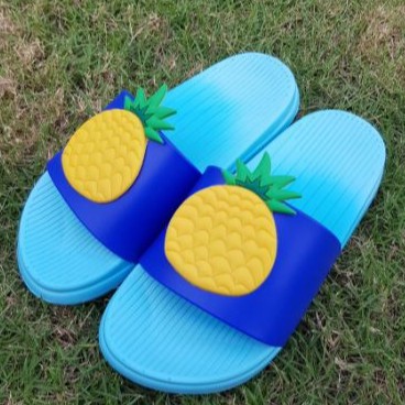 ภาพหน้าปกสินค้ารองเท้าแตะสีฟ้าอ่อนแต่งรูปสับปะรดสีเหลือง Size 36 - 40