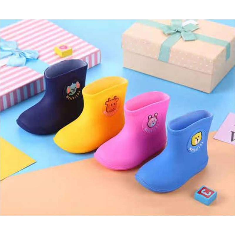 ภาพหน้าปกสินค้าOK SHOPรองเท้าบูทสั้นกันฝน รองเท้ากันลื่นกันน้ำ รองเท้าแฟชั่น รองเท้าบูทสำหรับเด็ก NO.688