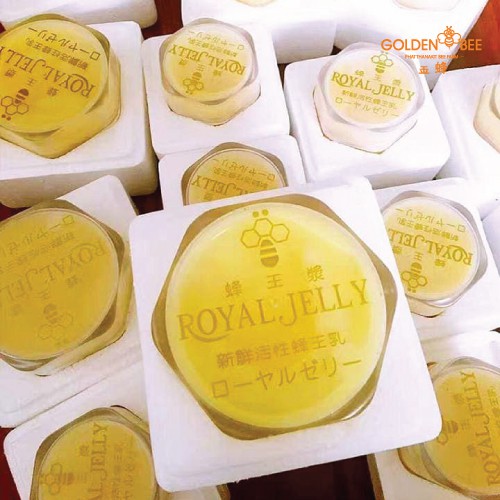 ภาพหน้าปกสินค้านมผึ้งสด 100 g. Fresh Royal Jelly แบรนด์ Golden Bee จากร้าน phatthanakit_bee_farm บน Shopee