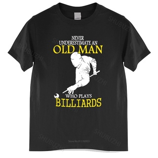 เสื้อยืด ผ้าฝ้าย ทรงหลวม พิมพ์ลาย Never Underestimate An Old Man Who Plays Billiards แฟชั่นฤดูร้อน สําหรับผู้ชาย และผู้ห
