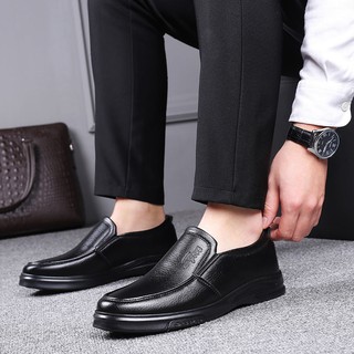 ภาพขนาดย่อของภาพหน้าปกสินค้ารองเท้าผู้ชาย รองเท้าหนัง แฟชั่นลำลอง สำหรับผู้ชายถูก จากร้าน chotivitr1902 บน Shopee