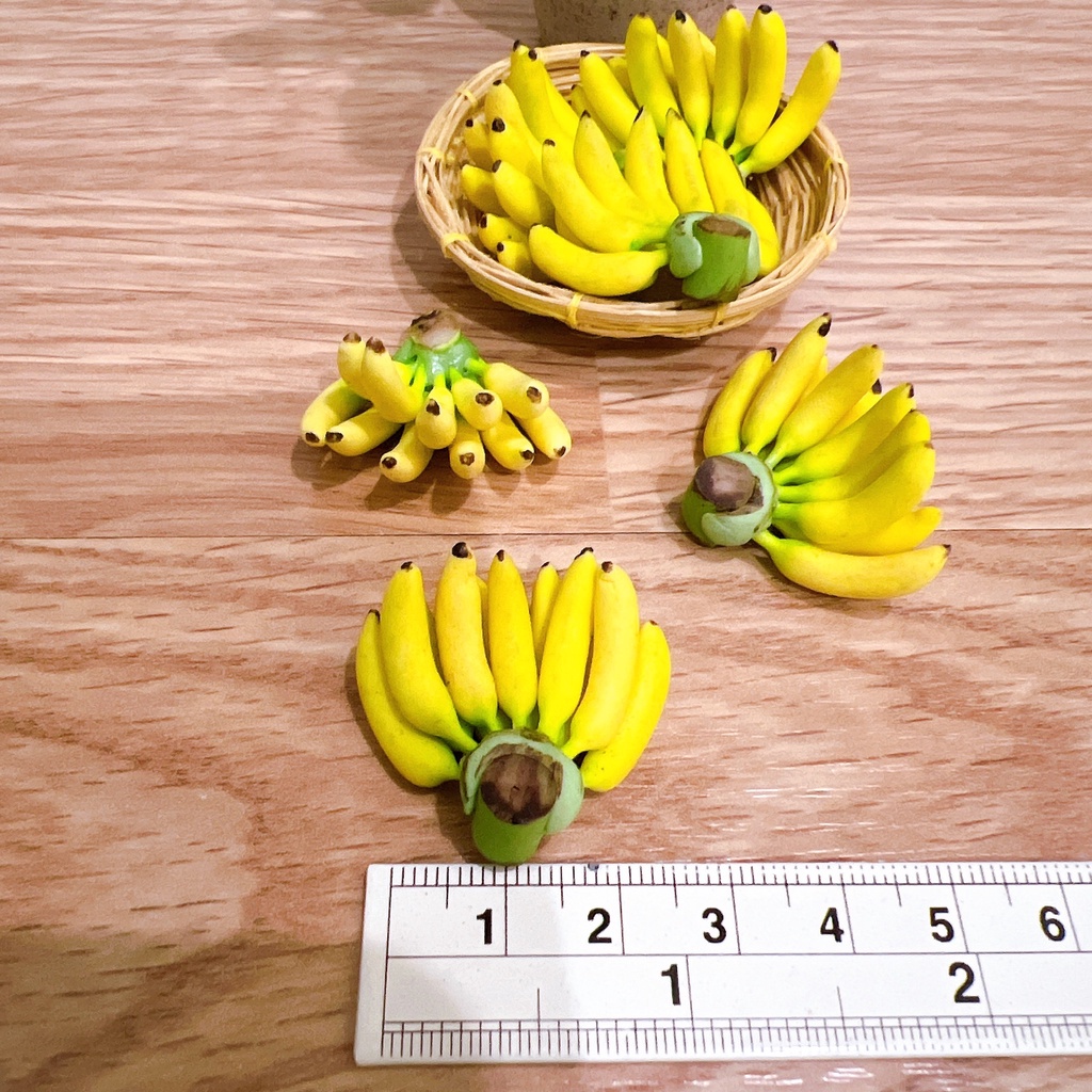 กล้วยดินปั้นจิ๋วราคาหวีละ-55-บาท-ไม่รวมกระจาด-งานแฮนด์เมด-ผลไม้ดินปั้นจิ๋ว-ความกว้างประมาณ-2-ซม-ความยาวประมาณ-2-5-ซม