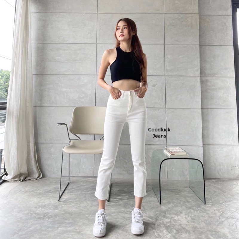 ภาพหน้าปกสินค้าป้ายXOXO กางเกงยีนส์ทรงบอยสลิมสีขาว จากร้าน thai_jeans บน Shopee