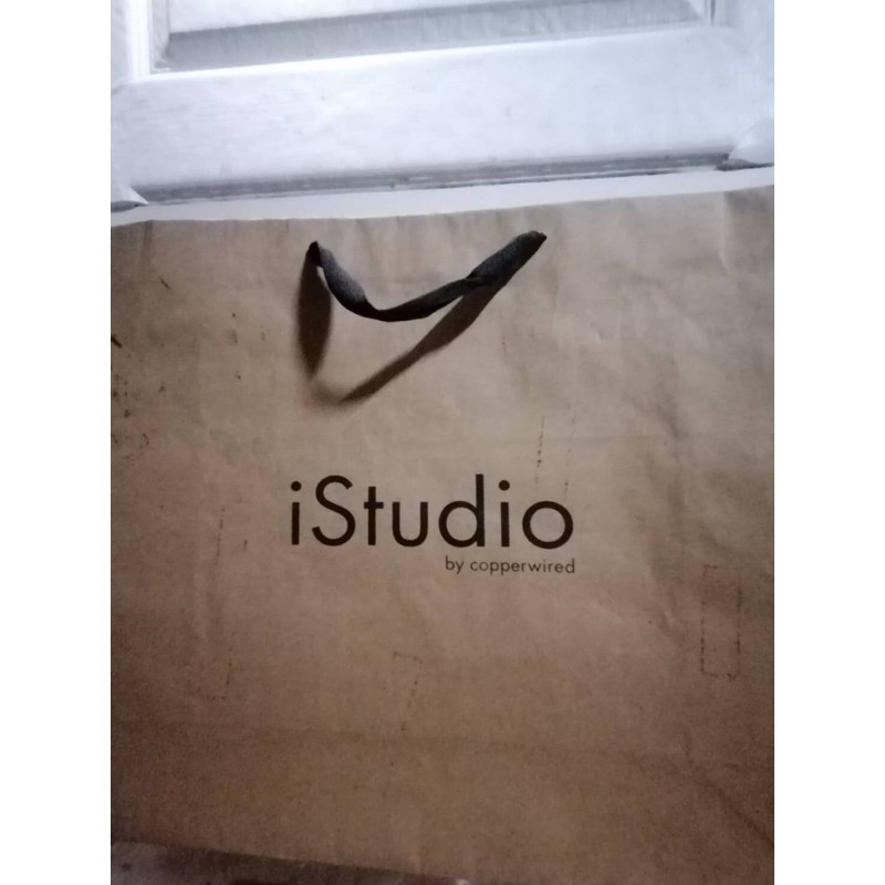 ถุงกระดาษ iStudio จากช็อป ของแท้100% สภาพเหมือนใหม่ | Shopee Thailand