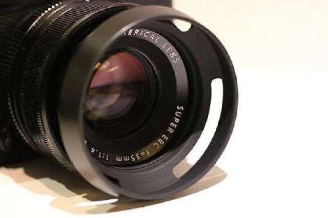 ภาพหน้าปกสินค้าฮูดโลหะ ทรงไลก้า Lens Hood 37-77mm สีดำ เงิน จากร้าน takuren บน Shopee