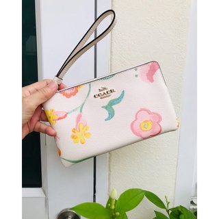 พร้อมส่ง แท้ 💯% USA New Coach คล้องมือ 1 ซิป L LARGE CORNER ZIP WRISTLET WITH DREAMY LAND FLORAL PRINT C8696