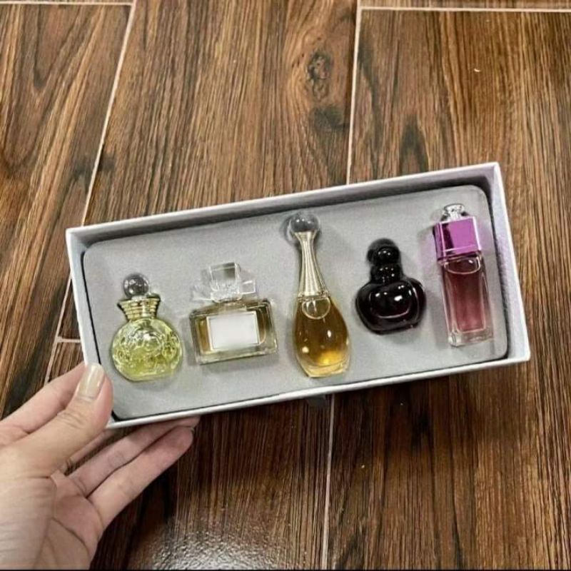 น้ำหอมแท้-น้ำหอมพกพา-dior-5-ขวด-5-กลิ่น-พร้อมส่ง-ซื้อเป็นของขวัญ-ของฝากดีต่อใจ-เเน่นอนคร้า