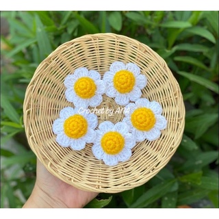 ภาพหน้าปกสินค้า🌼 ดอกเดซี่ถักไหมพรม ขนาด 5 cm. เกสรยัดใย ไว้ตกแต่งชิ้นงาน ติดกระเป๋าสาน 🌼 ที่เกี่ยวข้อง